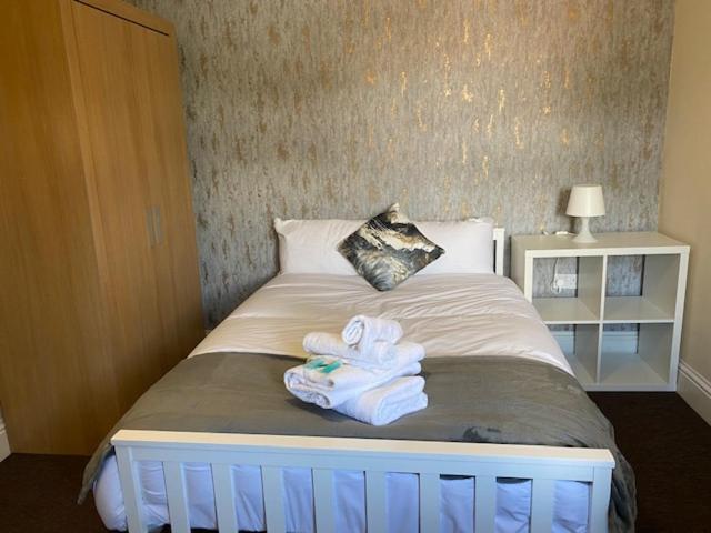 Berks Luxury Serviced Apartments,5 Bedrooms, 5 Double Beds, 2 Bathrooms, Free Super Fast Wifi & Parking Earley ภายนอก รูปภาพ
