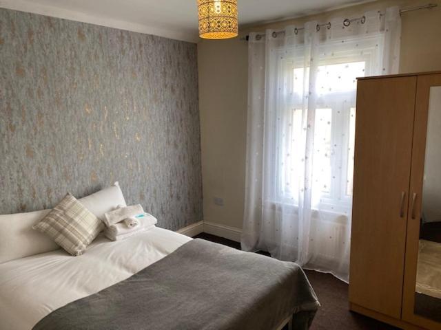 Berks Luxury Serviced Apartments,5 Bedrooms, 5 Double Beds, 2 Bathrooms, Free Super Fast Wifi & Parking Earley ภายนอก รูปภาพ