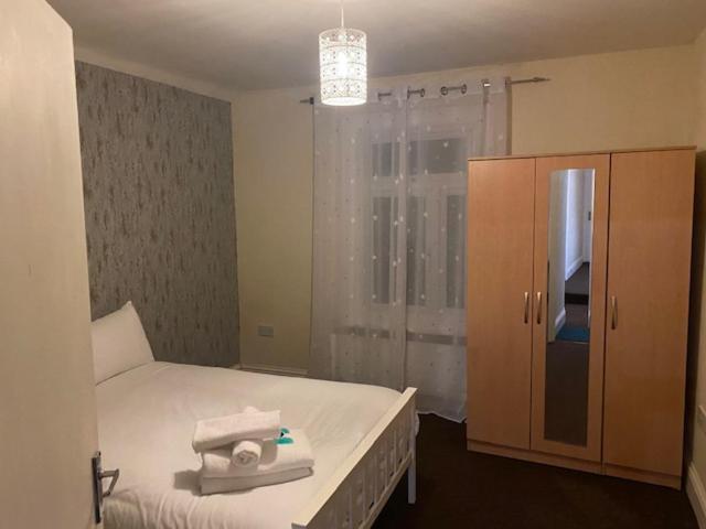 Berks Luxury Serviced Apartments,5 Bedrooms, 5 Double Beds, 2 Bathrooms, Free Super Fast Wifi & Parking Earley ภายนอก รูปภาพ
